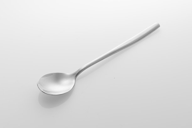 银匙孤立在白色背景上。影棚拍摄。图片下载