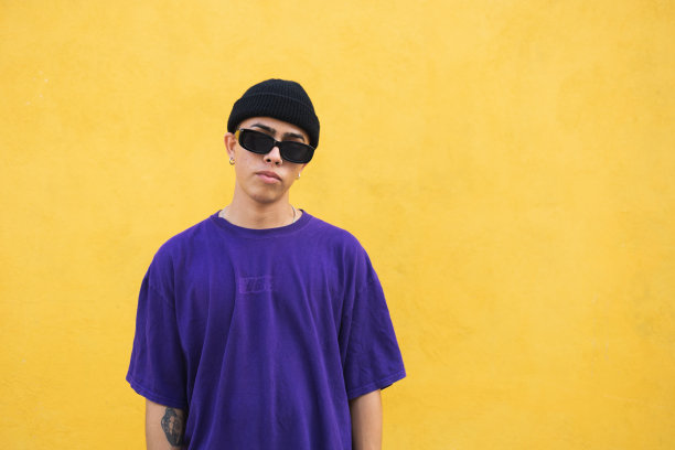 一个年轻的拉丁人看着相机的肖像图片下载