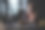一位女士坐在家里的办公桌前，使用着一个数字平板电脑图片下载