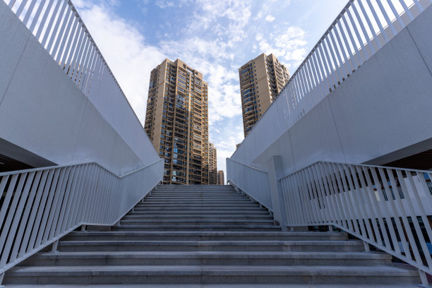 建筑物上的楼梯和远处的现代建筑图片下载