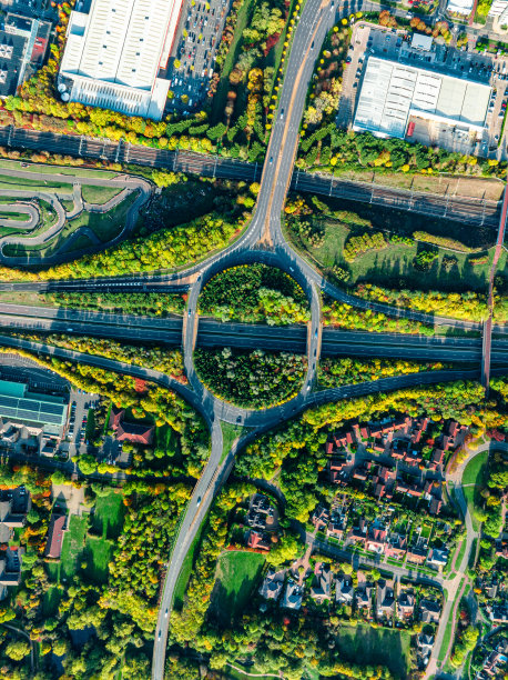 穿过米尔顿凯恩斯的双行车道上的一座现代桥图片下载