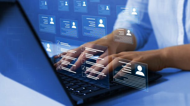 人力资源和管理。员工必须完成在线调查表格，回答测试问题。在剪贴板上标明清单。图片下载