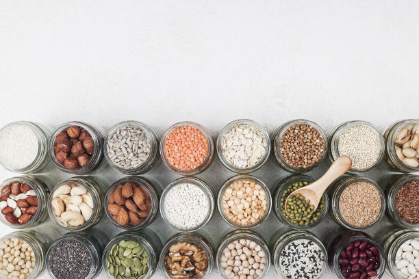 素食者的蛋白质来源。健康的素食。顶视图种子，坚果，豌豆，豆类，大米，斯佩尔特，燕麦在白色背景复制空间图片下载