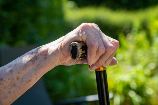 一位手持拐杖的老年妇女图片下载
