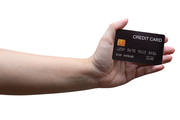 一个特写的女人手里拿着一张白色背景的黑色信用卡。图片下载