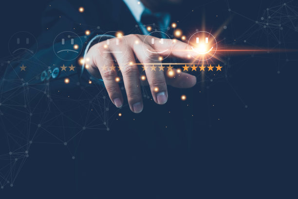 商人在虚拟触摸屏上按下一个笑脸表情。顾客服务评估概念。图片下载