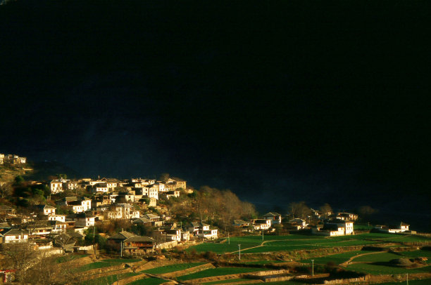 金沙江流域的奔子栏古城图片下载