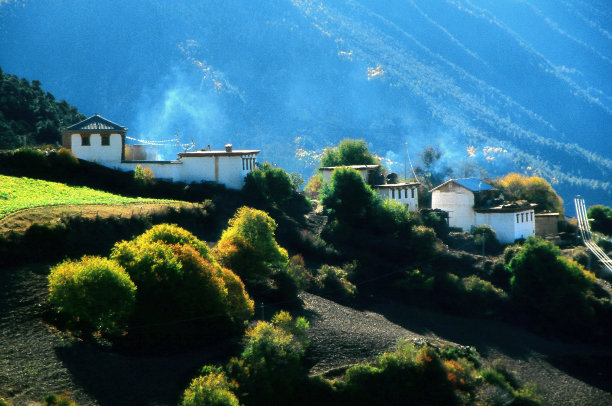 在白马雪山半山腰的一个藏族村庄里的日出图片下载