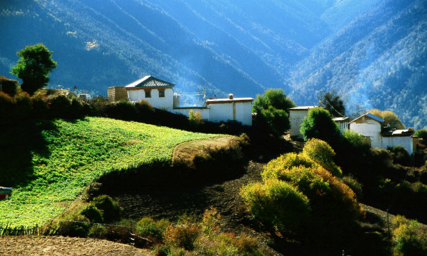 在白马雪山半山腰的一个藏族村庄里的日出图片下载