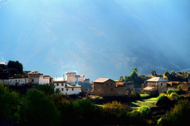 在白马雪山半山腰的一个藏族村庄里的日出图片下载