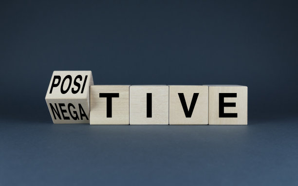 立方体构成了单词Positive或negative。生活方式的观念和感受的选择-情感图片下载