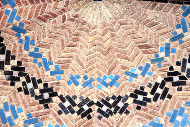 伊朗Qazvin Jameh清真寺拱门上传统波斯马赛克的细节图片下载