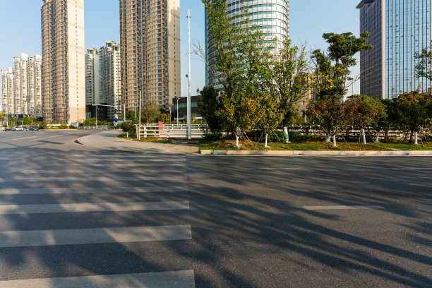 空荡荡的城市道路和城市里的建筑物图片下载