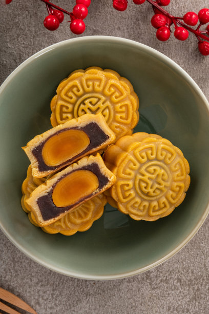 美味的粤式月饼为中秋美食月饼以灰色的餐桌为背景。图片下载