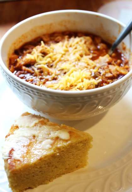 免版税照片-餐厅网站，美食博客，或营销用途的最佳食物背景-妈妈今天午餐的自制辣椒-近距离的个人视角的碗辣辣椒与切碎的切达干酪-美味的玉米面包和辣椒图片下载