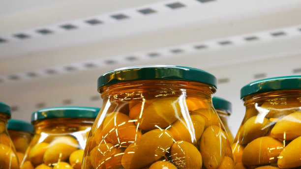 许多漂亮的橄榄罐的特写图片下载