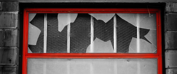 有碎玻璃的窗户被破坏公物打碎图片下载
