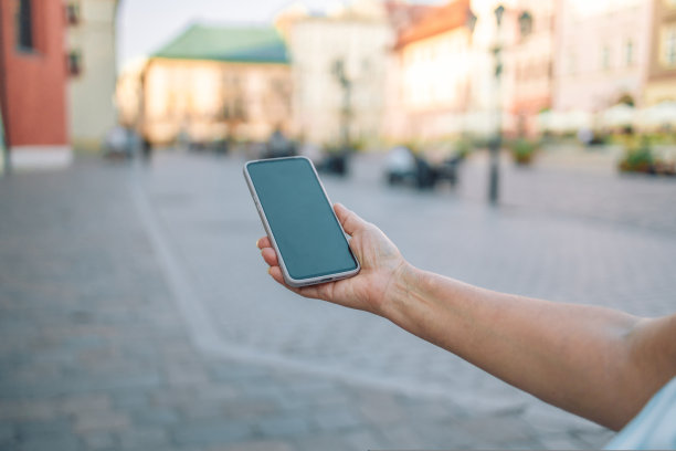 特写妇女的手拿着手机与空白复制空间屏幕为您的广告短信或促销内容，潮女孩在克拉科夫看手机视频，波兰图片下载