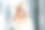 美丽的肖像。穿着白色正装的女人站在室内图片下载