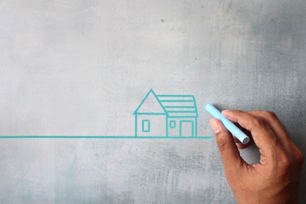 在黑板上手绘房子的顶视图图像与复制空间。图片下载