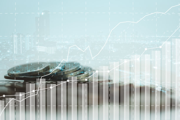 双倍曝光的硬币堆叠图表和夜间城市景观。经济、股票市场或图表概念。图片下载