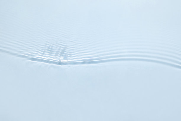 蓝色背景上的水的纹理。图片下载