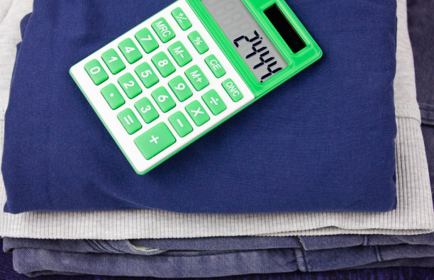 用购买衣服的费用计算。买新衣服。图片下载