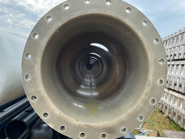 露天仓库用带法兰的大直径塑料聚丙烯管，用于储存材料和工业设备图片下载