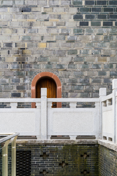 石墙上的旧木门图片下载