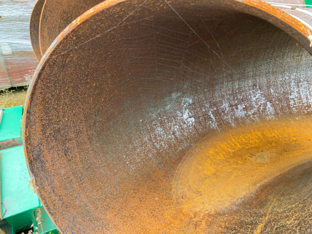 工业铁锈金属管内部视图，用于化学工业或建筑图片下载