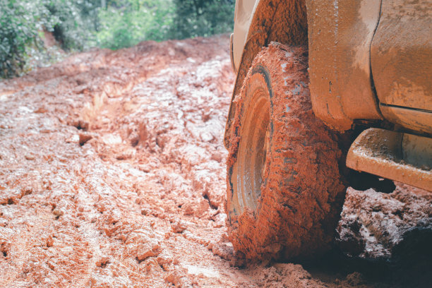 肮脏的越野车，乡村道路上沾满泥土的SUV，越野轮胎，越野旅行和驾驶概念。图片下载