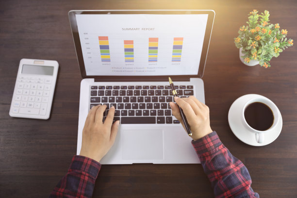 年轻的商人在工作场所用电脑分析图表图片下载