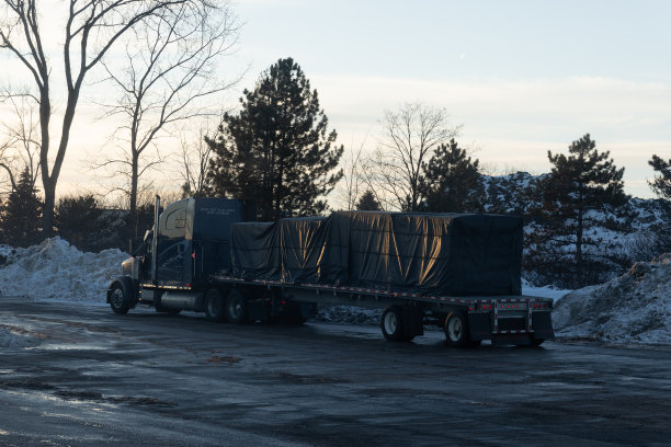 冬天停车场上的半卡车图片下载