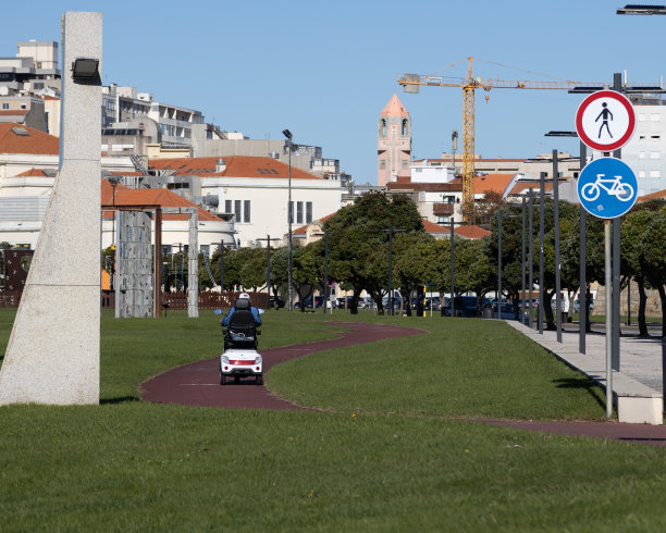行动不便的老人图片下载