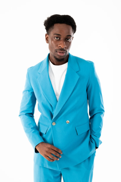 照片中，严肃的黑皮肤男子看着相机，心情不好，穿着时髦的蓝色西装，模特摆姿势为相机拍摄过程隔离图片下载
