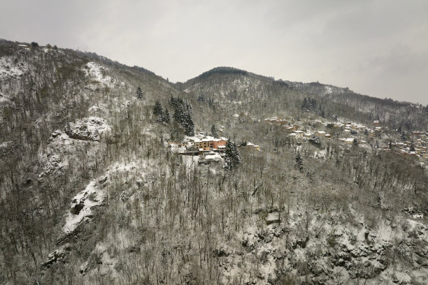 冬季高地的传统山区偏远小屋和房屋图片下载