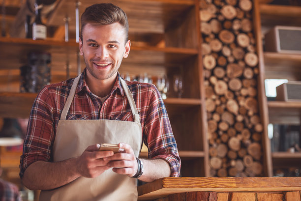 帅气的咖啡师带着小玩意儿图片下载