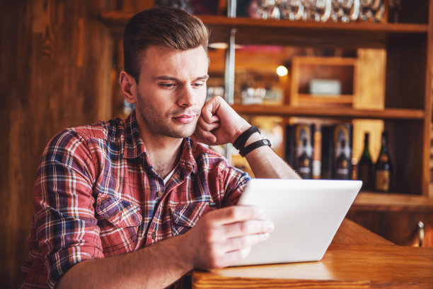 年轻男子与小玩意儿在咖啡馆图片下载