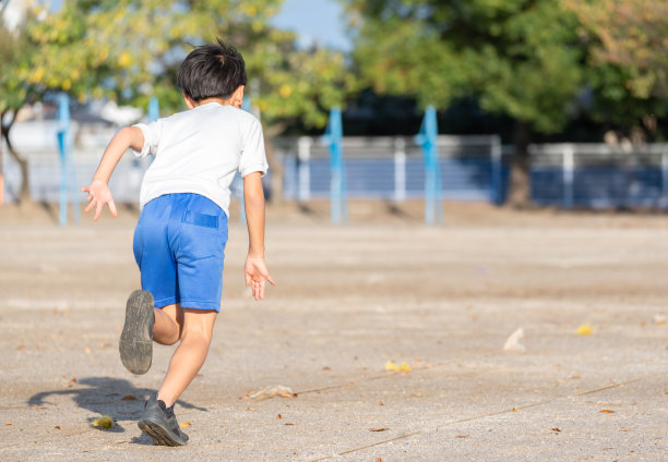 日本小学生在学校操场上跑步图片下载