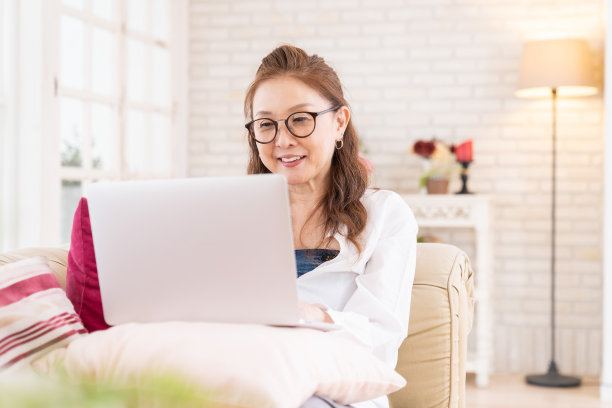 老年妇女使用笔记本电脑，图片下载