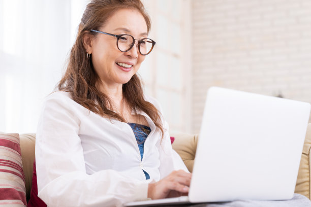 老年妇女使用笔记本电脑，图片下载