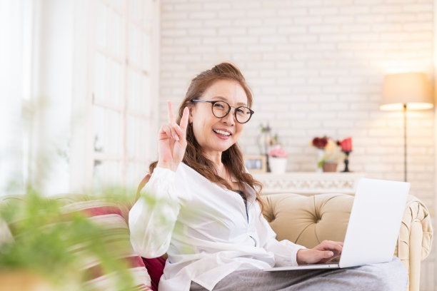 老年妇女使用笔记本电脑，图片下载