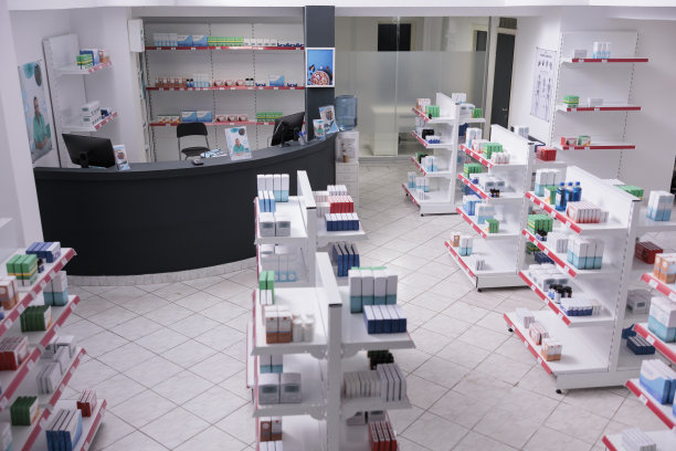 空荡荡的药店，没有人在里面，货架上摆满了药品图片下载