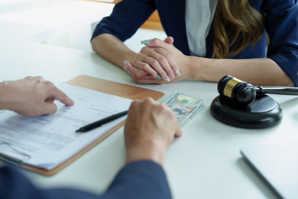 贿赂，腐败，从政府官员和私人公司之间的商业活动中敛财图片下载