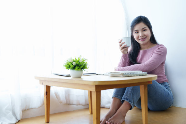 一个美丽的亚洲少女在白天喝咖啡休息的画像图片下载