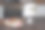 桌上放着写着“生日快乐”的蛋糕，旁边放着巧克力小人。有选择性的重点。关于烹饪、食物、厨房的文章图片。图片下载