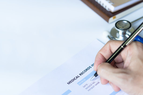 男医生写信息病历发票。图片下载