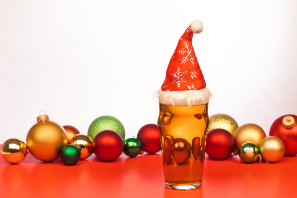 红底色的一品脱麦芽酒或啤酒图片下载