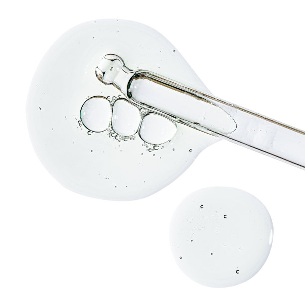 移液管和几滴皮肤美容精华液。液体身体护理产品。孤立在白色背景上。图片下载