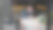 一名妇女指着餐厅门口的无口罩无服务海报，这是全球大流行期间的冠状病毒防护措施。限制大流行病的世界创新和变化。图片下载